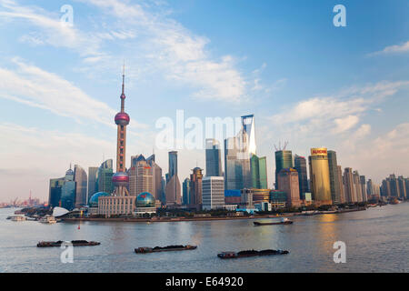 Lastkähne und Skyline von Pudong, Shanghai, China Stockfoto