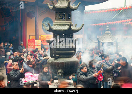 Verbrennen von Weihrauch, Jade-Buddha-Tempel, Shanghai, China Stockfoto