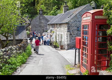 Die Menschen Schlange vor einem Haus Verkauf von Getränken und Eis im Sommer in Milldale an der Grenze von Staffordshire Derbyshire Stockfoto