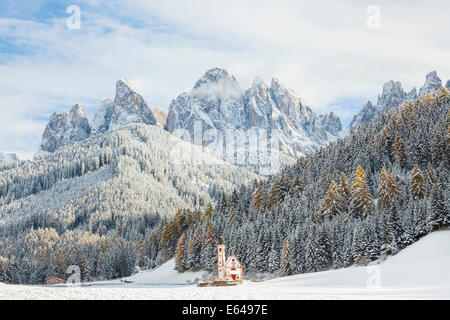 Schnee, Winter, St Johann Church, Val di Funes, Dolomiten, Italien Stockfoto