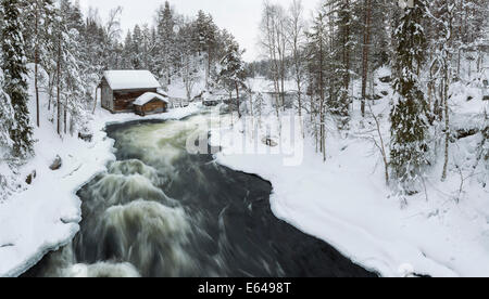 Myllykoski Stromschnellen und alte Mühle in Juuma, Oulankajoki Nationalpark, Kuusamo, Finnland Stockfoto