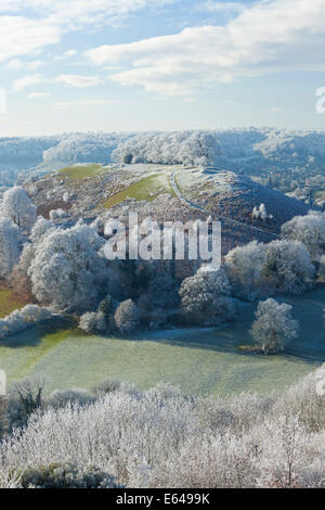 EINE ANSICHT GLOUCESTERSHIRE UK ULEY BEGRABEN MIT DOWNHAM HILL BEKANNTEN LOKAL ALS POCKEN HILL WEGEN EINST ALS ISOLATION Stockfoto