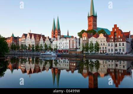 Altstadt und Fluss Trave bei Lübeck, Schleswig-Holstein, Deutschland Stockfoto