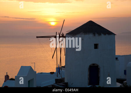 Windmühle bei Sonnenuntergang, Oia, Santorini, Kykladen, Griechenland Stockfoto