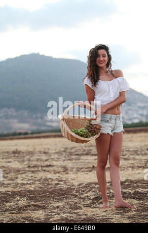 Junges Teenies Mädchen während der Ernte Model-Release verfügbar Stockfoto