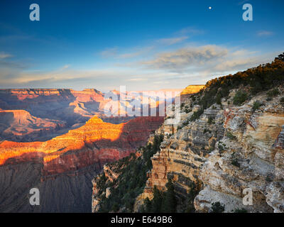 Malerische Aussicht vom Grand Canyon South Rim bei Sonnenuntergang. Grand Canyon, Arizona, USA. Stockfoto