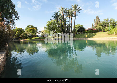 Ha'Amal Stream AKA Hasi Fluss fließt durch Kibbuz Nir David im Norden Israels Stockfoto