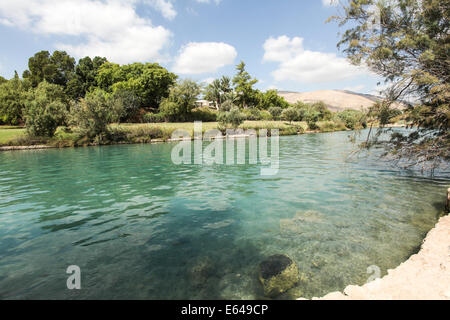 Ha'Amal Stream AKA Hasi Fluss fließt durch Kibbuz Nir David im Norden Israels Stockfoto