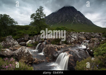 Stob Dearg, einer der beliebtesten Berge in Schottland, mit dem Fluss Coupall, Glencoe, Buachaille Etive Mòr Stockfoto