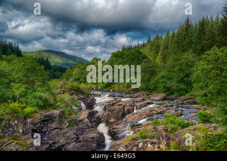 Der River Orchy fließt durch Glen Orchy, Schottland. Stockfoto