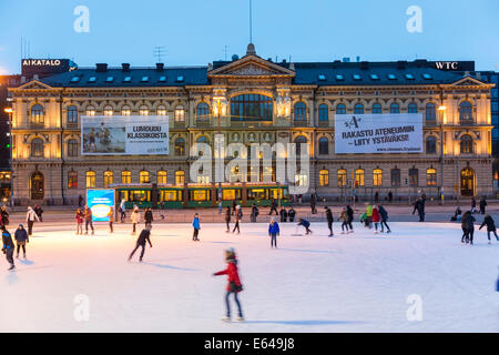 Eisbahn vor Ateneum, Kunstmuseum, Helsinki, Finnland Stockfoto