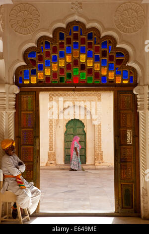 Blick durch Tor von Frau fegen, Meherangarh Fort, Jodhpur, Rajasthan, Indien Stockfoto