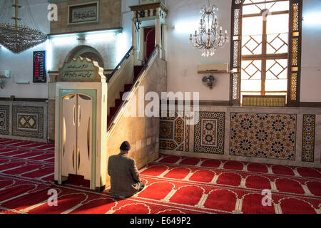 Mann, der betet, Al-Husseiny Moschee (König Hussein) in der Innenstadt von Amman, Jordanien. Stockfoto