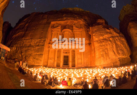 Das Finanzministerium (El Khazneh), in der Nacht beleuchtet von Kerzen, Petra, Jordanien Stockfoto