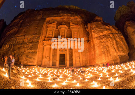 Das Finanzministerium (El Khazneh), in der Nacht beleuchtet von Kerzen, Petra, Jordanien Stockfoto
