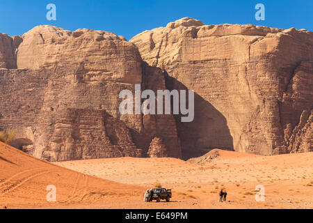 Erkunden Wüste Wadi Rum mit dem Auto, Wadi Rum, Jordanien Stockfoto