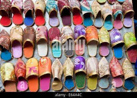 Leder Hausschuhe zum Verkauf im Souk, Marrakesch (Marrakech), Marokko Stockfoto
