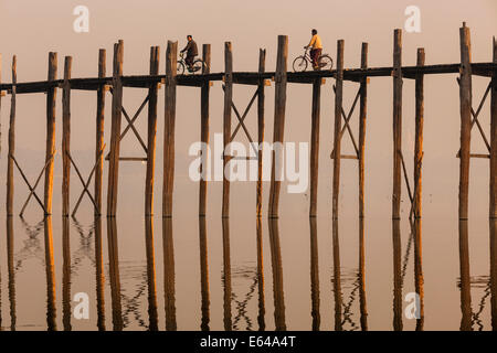 Teakholz U Bein Brücke bei Sonnenaufgang, Mandalay, Myanmar Stockfoto