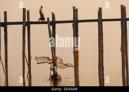 Teakholz U Bein Brücke bei Sonnenaufgang, Mandalay, Myanmar Stockfoto