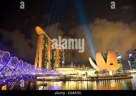 Helix-Brücke, Marina Bay Sands Hotel & Art Science Museum bei Dämmerung, Singapur, Südostasien Stockfoto
