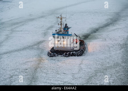 Schlepper Boot & Eis im Hafen von Helsinki, Helsinki, Finnland Stockfoto