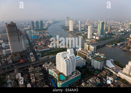 Blick über Bangkok & Chao Phraya River in der Morgendämmerung, Thailand Stockfoto