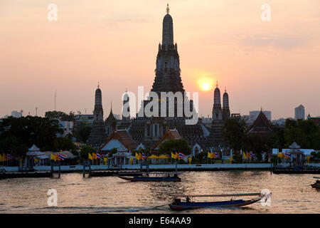 Tempel der Morgenröte (Wat Arun) bei Sonnenuntergang, Bangkok Thailand Stockfoto