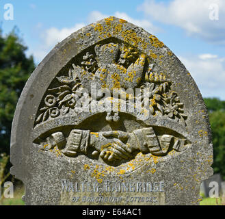 Grabstein mit Taube und Handshake-Design. Kirche des Heiligen Thomas ein Becket. Kirkhouse, Farlam, Cumbria, England, Vereinigtes Königreich. Stockfoto