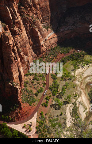 Zion Canyon, Virgin River und Shuttle-Busse auf Zion Canyon Scenic Drive in Big Bend, von Angels Landing Track, Zion Nation gesehen Stockfoto