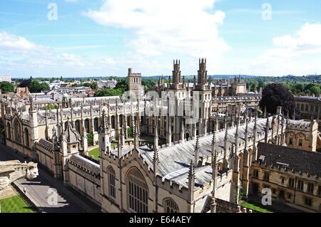 Erhöhten Blick auf All Souls College von der Universität Kirche St. Mary Turmspitze, Oxford, Oxfordshire, England, UK, Europa gesehen. Stockfoto