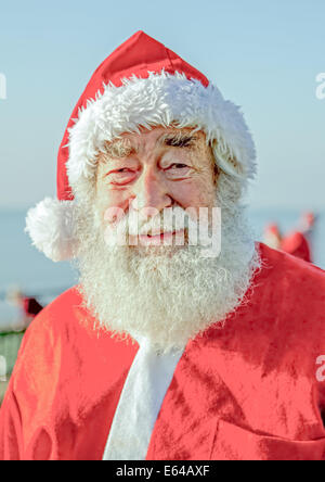 Hove, Stadt Brighton & Hove, East Sussex, Großbritannien. Teilnehmer an der Brighton's Santa Dash 2012, Hove Promenade. Dezember 2012 David Smith/Alamy Stockfoto