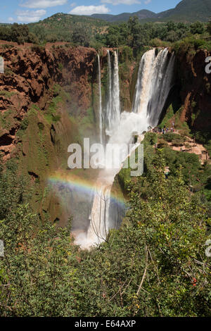 Ouzoud Falls, Imuzzar n wuẓuḍ, im Atlasgebirge, Marokko in vollem Fluss nach den jüngsten Regenfällen. April 2012. David Smith/Alamy Stockfoto