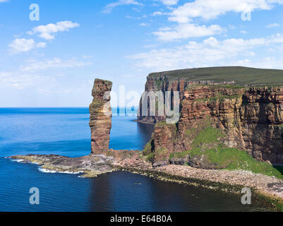 dh Scotland atlantic Cliffs ALTER MANN VON HOY ORKNEY Roter Sandstein Seeklippen Küstenansicht Klippenstapel schottische Highlands Inseln Küstenlinie Stockfoto