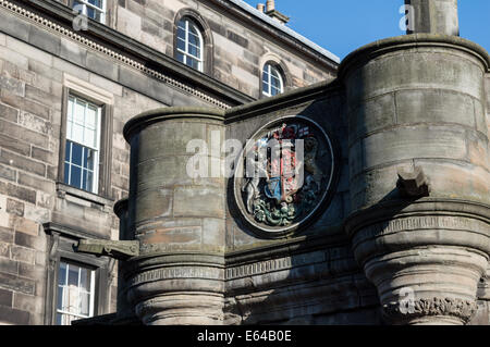 Wappen am Mercat Kreuz auf Edinburghs Royal Mile Stockfoto