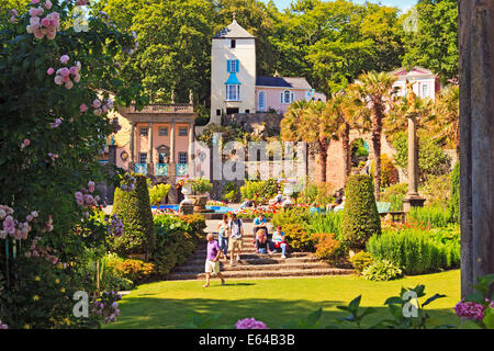 Die Piazza mit der Anrede und Telfords Turm im Hintergrund in Portmerion Dorf, Wales Stockfoto