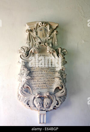 Feines aus dem 18. Jahrhundert Gedenktafel in der Pfarrkirche St. Peter in Brampton, Norfolk, England, Vereinigtes Königreich. Stockfoto