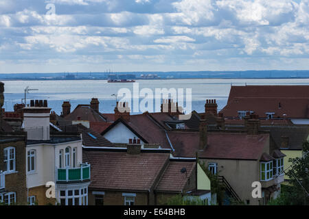 Über Dächer zu Themse-Mündung und North Kent Küstenlinie Stockfoto