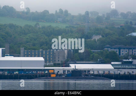 Blick auf Faslane Royal Navy u-Boot-Stützpunkt in Gare Loch an der Küste von Schottland, Heimathafen für Großbritanniens Trident Flugkörper. Stockfoto