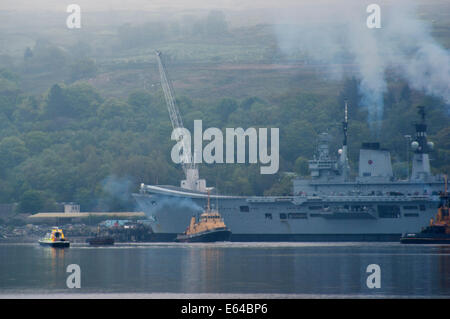 Blick auf Faslane Royal Navy u-Boot-Stützpunkt in Gare Loch an der Küste von Schottland, Heimathafen für Großbritanniens Trident Flugkörper. Stockfoto