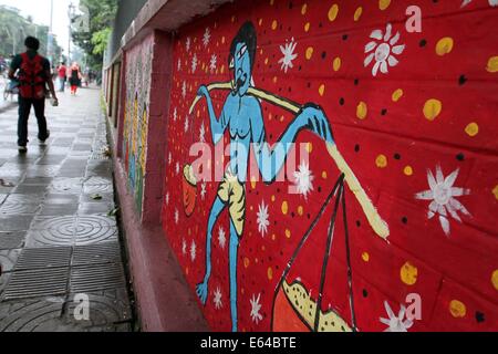 Bangladeshi student Pass durch ein Wandbild in der Universität von Dhaka. Stockfoto