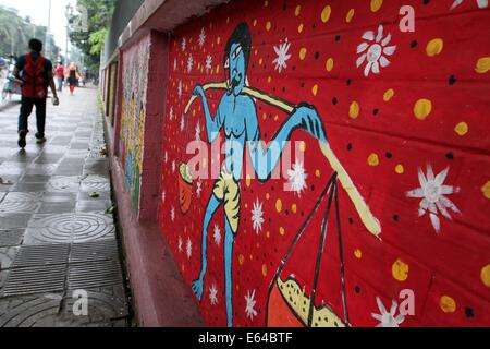 Bangladeshi student Pass durch ein Wandbild in der Universität von Dhaka. Stockfoto