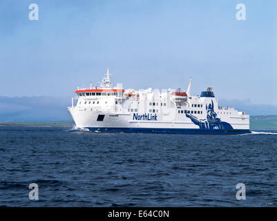 dh MV Hamnavoe Ferry SHIPPING UK Serco Northlink Ferries leaving Scapa Flow orkney scotland isle scottish PKW Ferry boats Sea Stockfoto