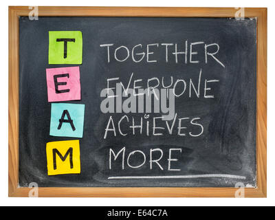 TEAM-Akronym (zusammen jeder erreicht mehr), Teamwork Motivation Konzept, Farbe Haftnotizen, weiße Kreide Handschrift auf Blac Stockfoto