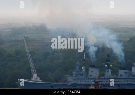 Blick auf Faslane Royal Navy u-Boot-Stützpunkt in Gare Loch an der Küste von Schottland, Heimathafen für Großbritanniens Trident Flugkörper. Stockfoto