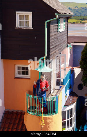 St.-Peter Statue auf dem Balkon des Hauses Toll in Portmerion Dorf, Wales Stockfoto