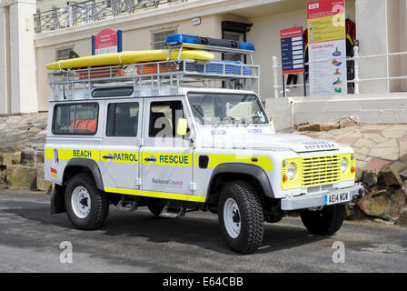 Land Rover Defender am Strand patrouillieren und Rettungsdienst in Blackpool, Lancashire, England Stockfoto