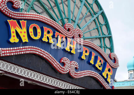 Schild über dem Eingang zum North Pier in Blackpool, Lancashire, England Stockfoto