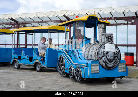 Touristischer Zug auf North Pier in Blackpool, Lancashire, England. Der Zug verwendet wird Touristen am Ende der Pier zu transportieren Stockfoto