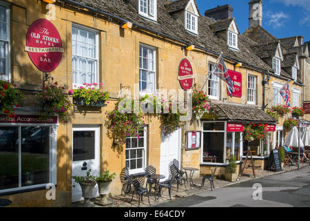 Geschäfte und Cafés in Stow-on-the-Wold, die Cotswolds, Gloucestershire, England Stockfoto
