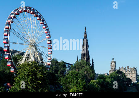 Edinburgh Festival Riesenrad, das Scott Monument und das Balmoral Hotel. Stockfoto